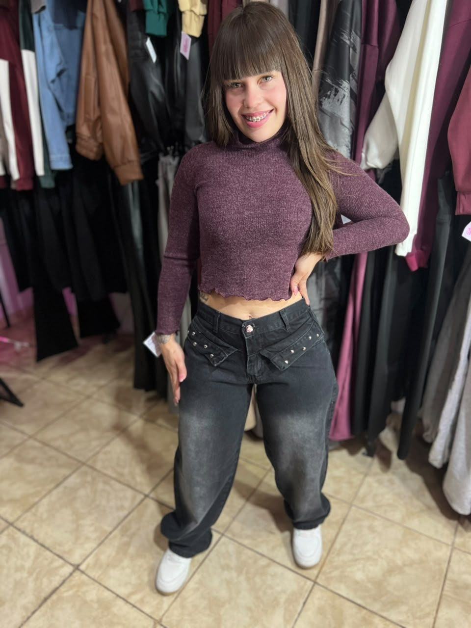 Baggie con tachas gris oscuro
