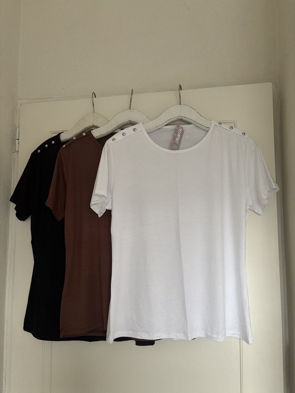 Remera Aria con tachas